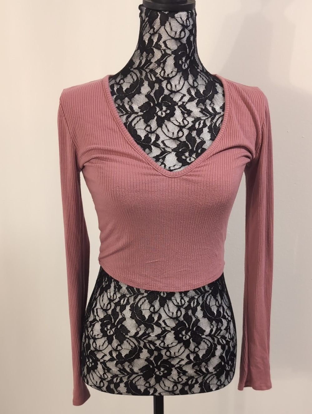 Bozzolo Dusty Rose Ribbed V-Neck Long-Sleeve Crop Top